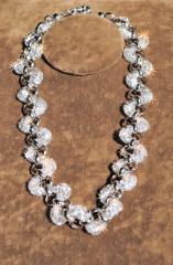 Колье из крупных звеньев со стразами