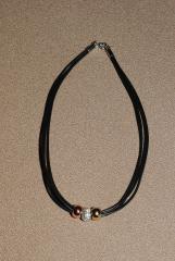 Колье на каучуковом шнурке