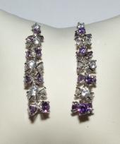 Серьги-подвески с белым и сиреневым цирконием Серьги-подвески с белым и сиреневым цирконием
