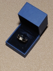 Кольцо с сияющим кристаллом