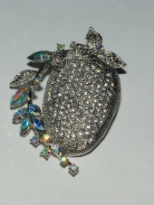 Брошь с сияющими стразами
